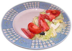 saatka grecka, pomidor, saata lodowa, oliwki czarne, ser feta, sos grecki